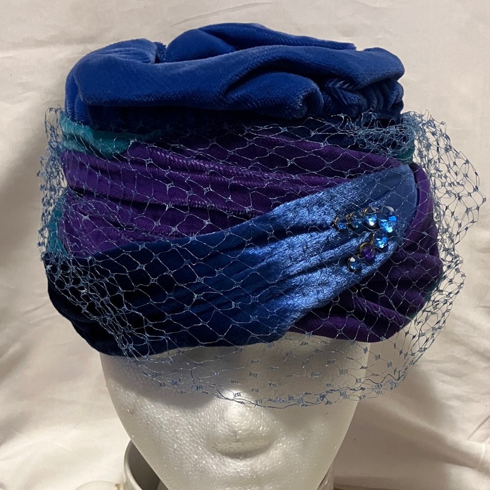 Gorgeous vintage 3 color velvet hat from Boston Co. is purple , teal blue n blue
